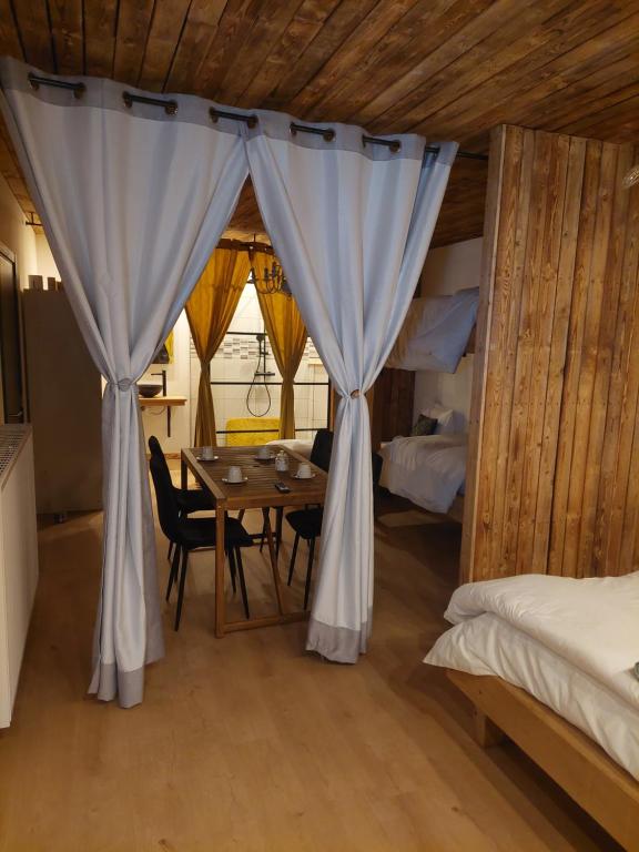 Postel nebo postele na pokoji v ubytování Le châtelain de Bouillon