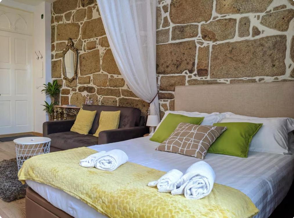 Porto-Stone Wall Apartment