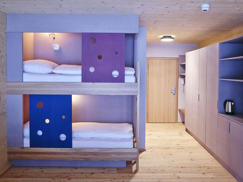 Postel nebo postele na pokoji v ubytování Kinderhotel Stegerhof