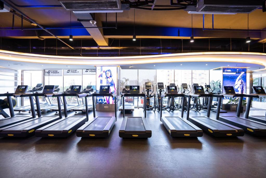 Fitness centrum a/nebo fitness zařízení v ubytování Lucky Holiday International Hotel Pazhou Convention and Exhibition Center Zhujiang New Town Branch - Free Shuttle Bus to Canton Fair Complex During Canton Fair Period & Overseas Buyers Registration Service & Free VPN Internet Access