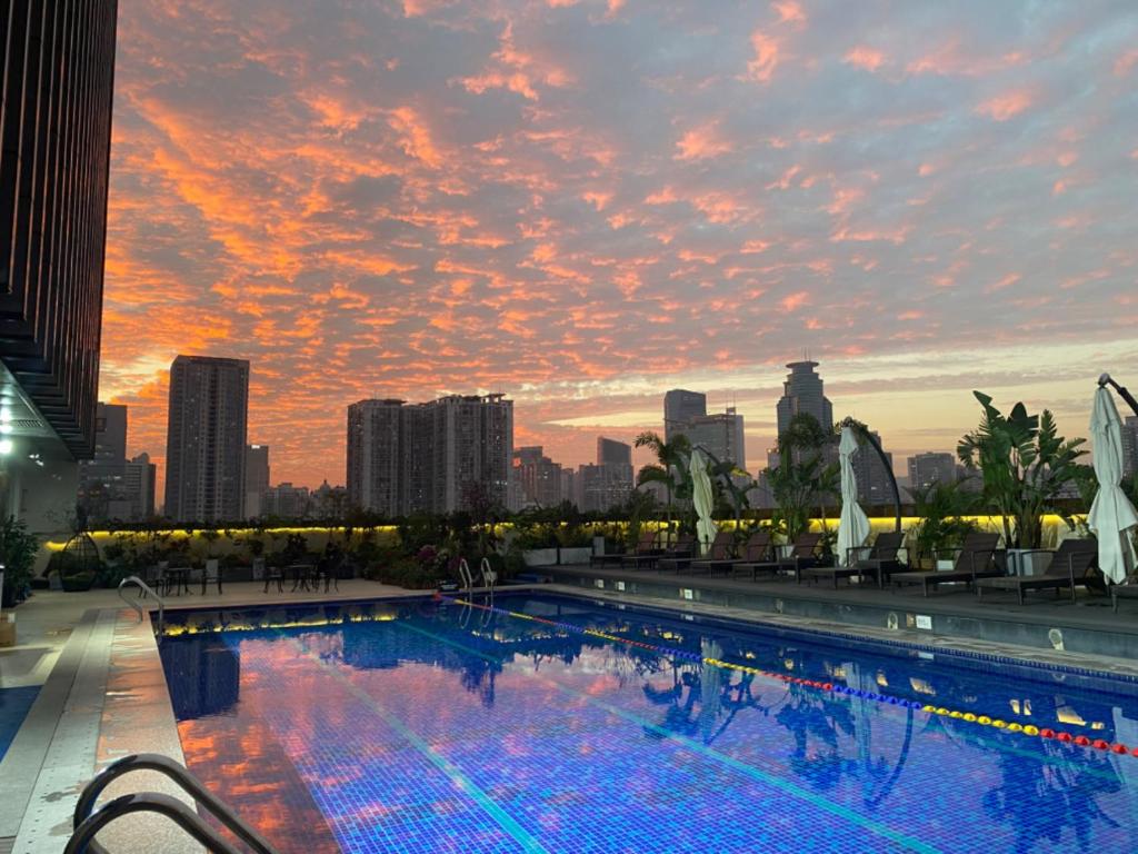 Bazén v ubytování Lucky Holiday International Hotel Pazhou Convention and Exhibition Center Zhujiang New Town Branch - Free Shuttle Bus to Canton Fair Complex During Canton Fair Period & Overseas Buyers Registration Service & Free VPN Internet Access nebo v jeho okolí