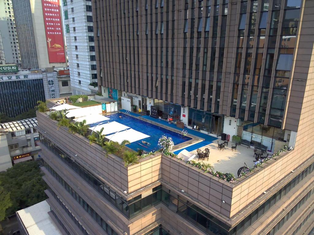 Bazén v ubytování Lucky Holiday International Hotel Pazhou Convention and Exhibition Center Zhujiang New Town Branch - Free Shuttle Bus to Canton Fair Complex During Canton Fair Period & Overseas Buyers Registration Service & Free VPN Internet Access nebo v jeho okolí