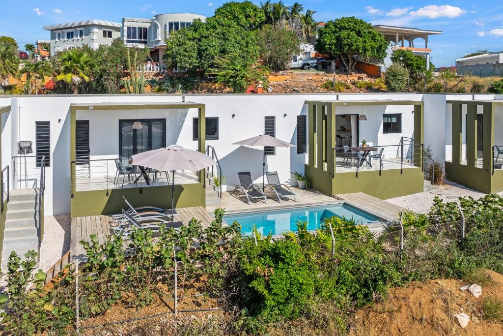 een luchtfoto van een huis met een zwembad bij SERU40 Appartement 2 in Willemstad