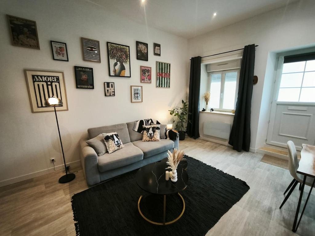 un salon avec un canapé et une table dans l'établissement Le petit fort, à Boulogne-sur-Mer