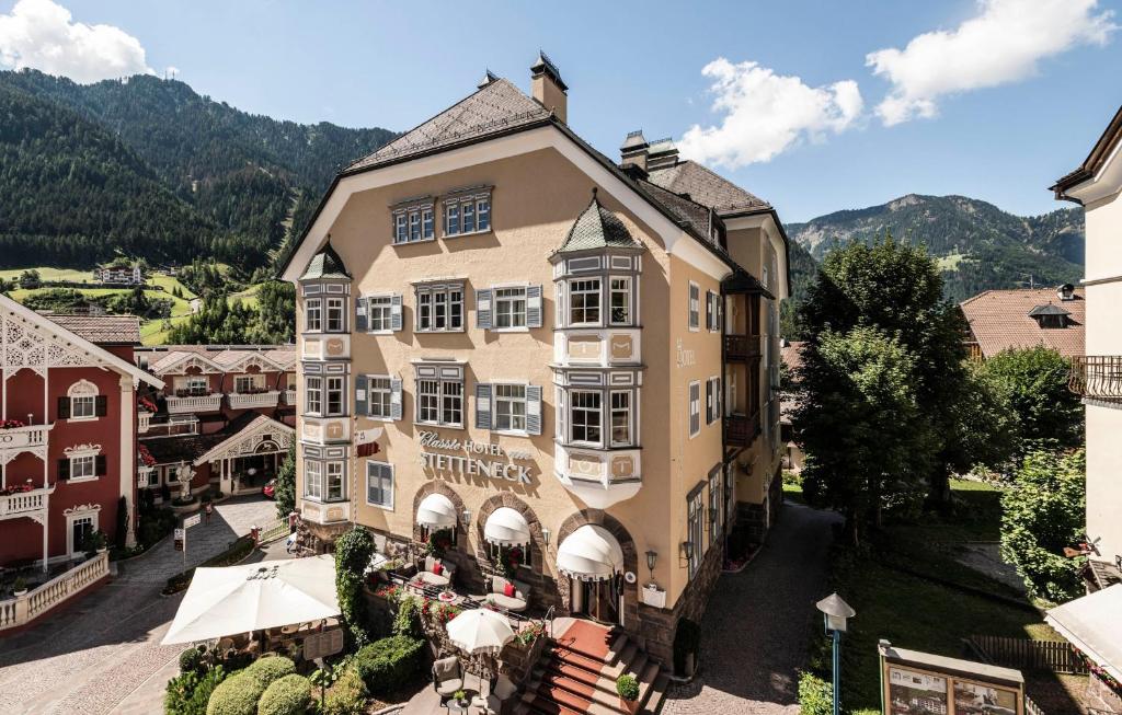 Nespecifikovaný výhled na hory nebo výhled na hory při pohledu z hotelu