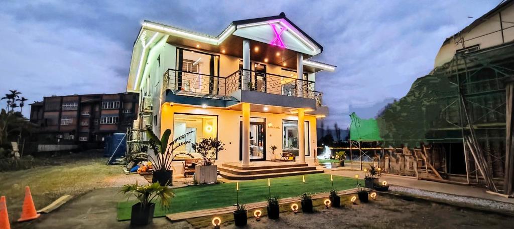 een huis in aanbouw met verlichting erop bij 7star in Guilin