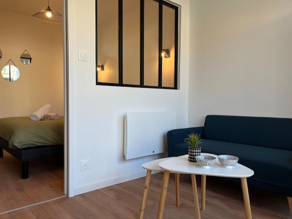 un salon avec un canapé et une table dans l'établissement 22B Studio avec Extérieur Coin Nuit & Cuisine, à La Roche-sur-Yon