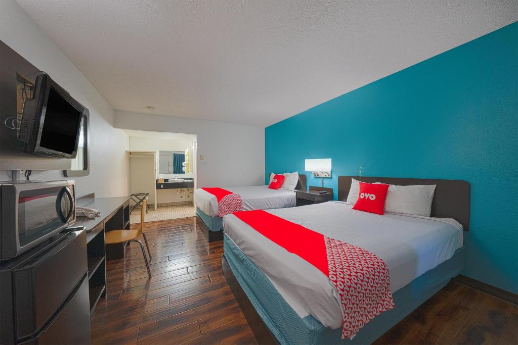 Postel nebo postele na pokoji v ubytování OYO Hotel St Helens OR