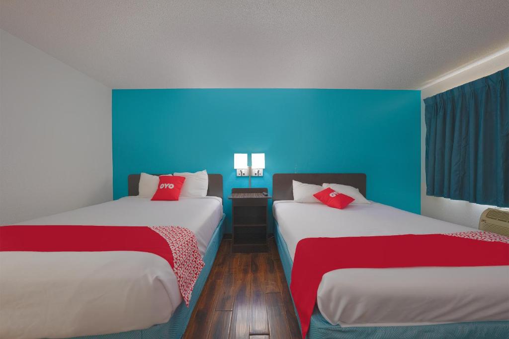 Postel nebo postele na pokoji v ubytování OYO Hotel St Helens OR