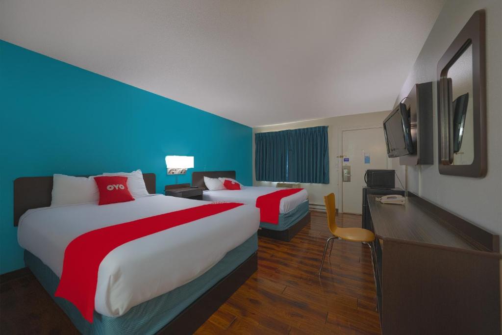 Postel nebo postele na pokoji v ubytování OYO Hotel St Helens OR