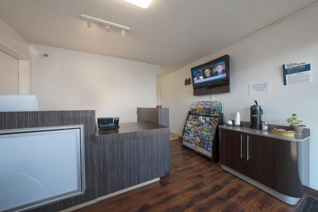 Kuchyň nebo kuchyňský kout v ubytování OYO Hotel St Helens OR