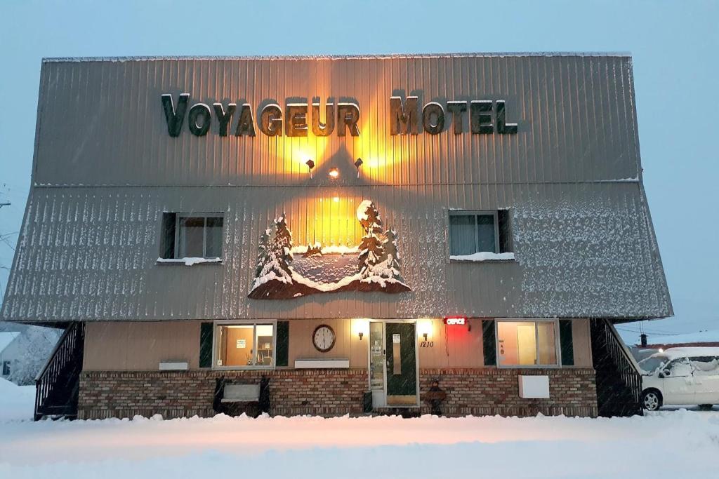 a view of a vancouver hotel in the snow at Love Hotels Voyageur by OYO at International Falls MN in International Falls