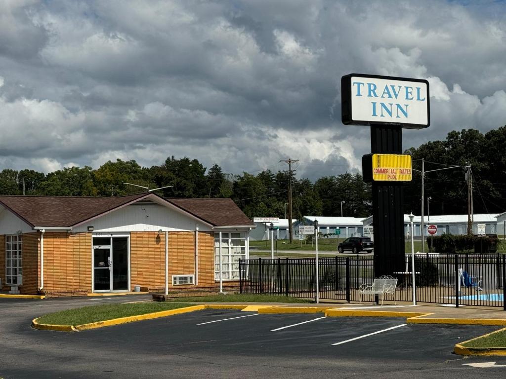 una señal de tráfico en un estacionamiento frente a un edificio en Travel Inn By OYO Danville US-29, en Danville