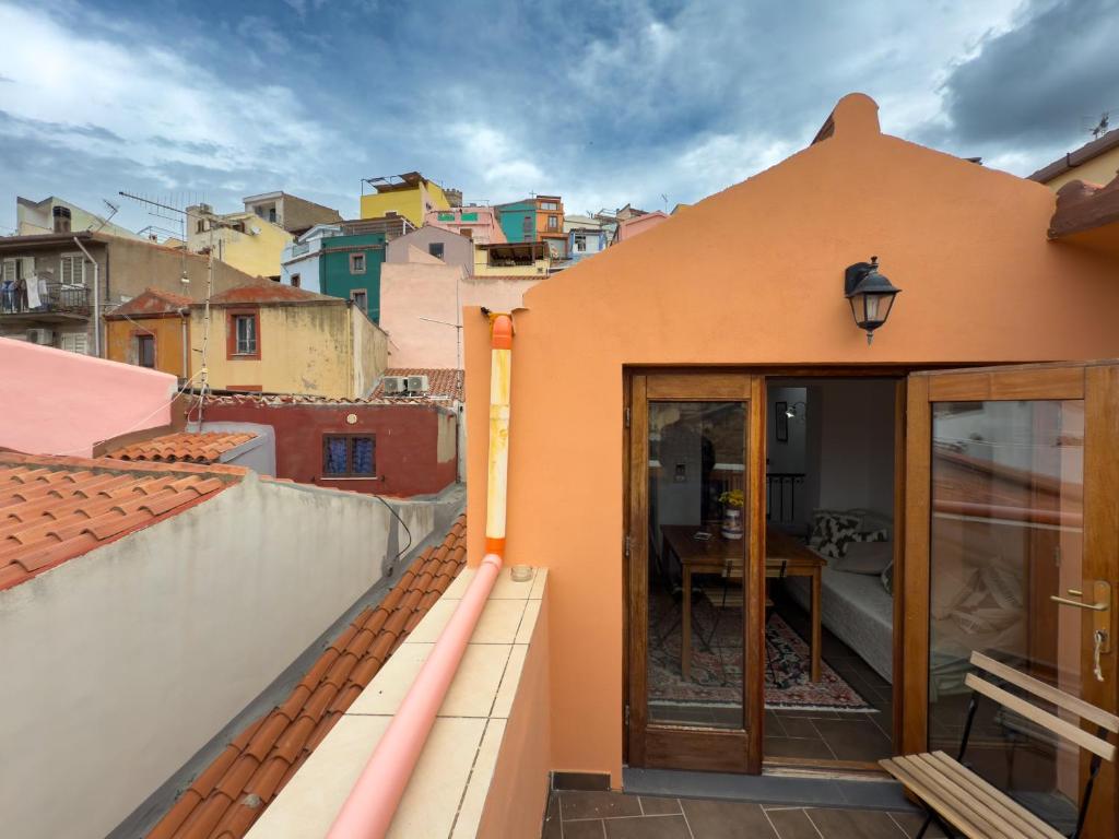 ein Blick vom Balkon eines Hauses in der Unterkunft Sardinian Gallery Seminario in Bosa