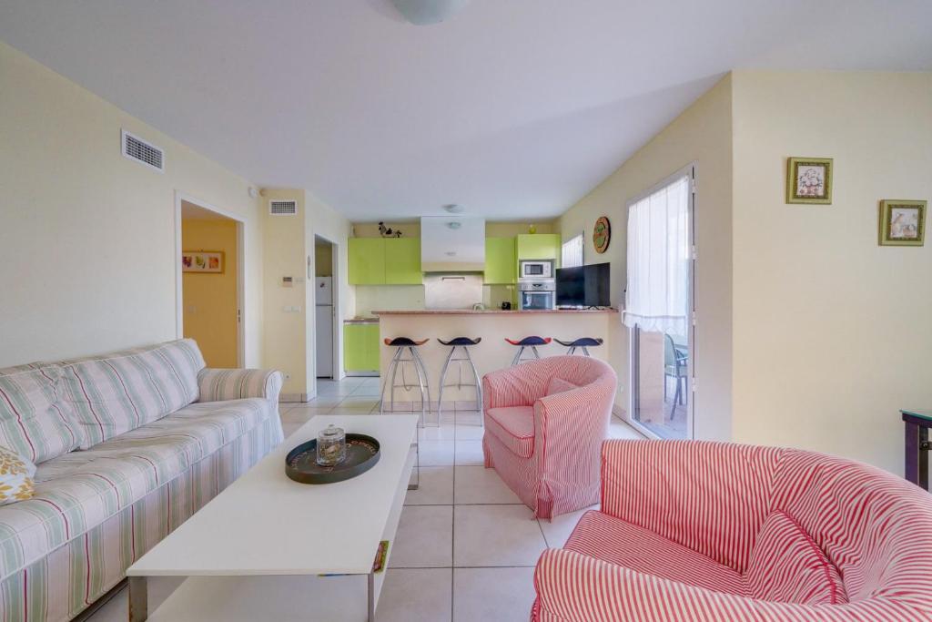 un salon avec un canapé et une table dans l'établissement 