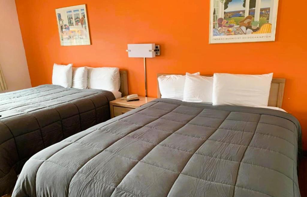 Postel nebo postele na pokoji v ubytování Royal Gateway Motel by OYO