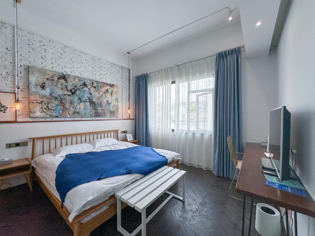 Postel nebo postele na pokoji v ubytování Suzhou Unique Space Design Art Hotel