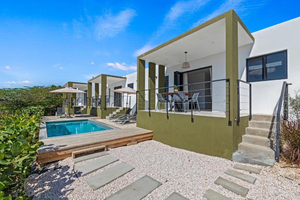 une villa avec piscine et une maison dans l'établissement SERU40 Apartment 3, à Willemstad