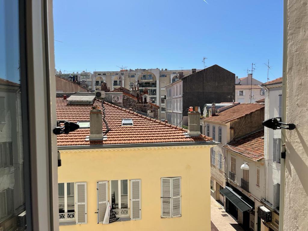 une vue depuis une fenêtre d'un bâtiment dans l'établissement Centre Cannes Pradignac, à Cannes