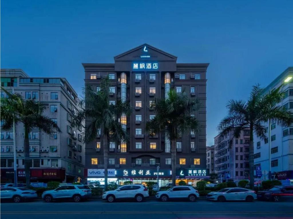 Un palazzo alto con un cartello sopra. di Lavande Hotel Shenzhen International Convention and Exhibition Center Fuhai West Subway Station a Shenzhen