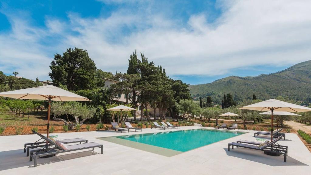 - une piscine dans un complexe avec des parasols dans l'établissement Casale Buccellato 14 by Massimo Villas, à Castellammare del Golfo