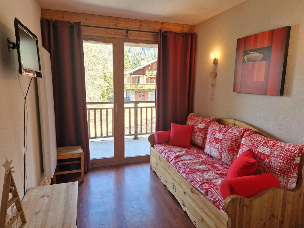 d'un salon avec un canapé et un balcon. dans l'établissement Appartement cosy 6 pers, 2 chambres, à 30m télécabine, proche commerces, balcon et casier à skis - FR-1-265-329, à Modane