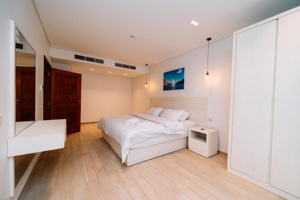 Postel nebo postele na pokoji v ubytování Zones Residence Maadi