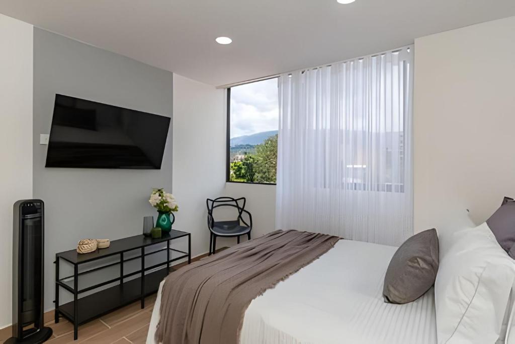 Ένα ή περισσότερα κρεβάτια σε δωμάτιο στο 81 Living by Simple Stay