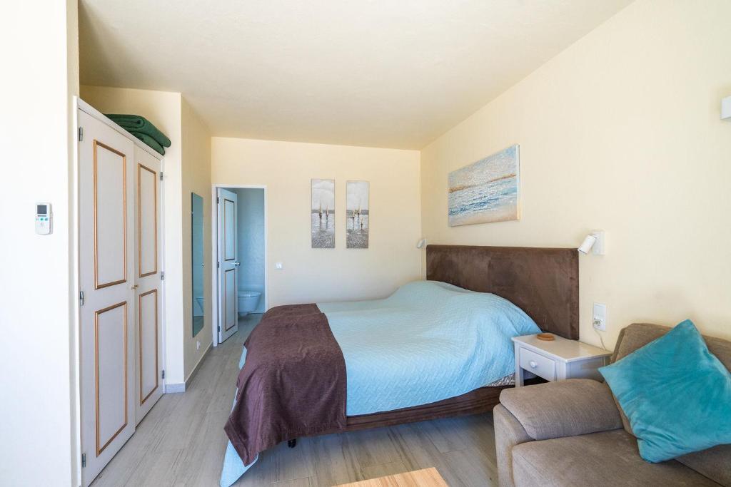 Postel nebo postele na pokoji v ubytování Luz Beach Apartments