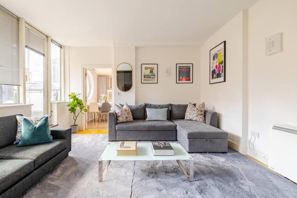 un salon avec un canapé et une table dans l'établissement Large Modern Penthouse - 4 Beds 3 Baths by Tower Bridge, à Londres