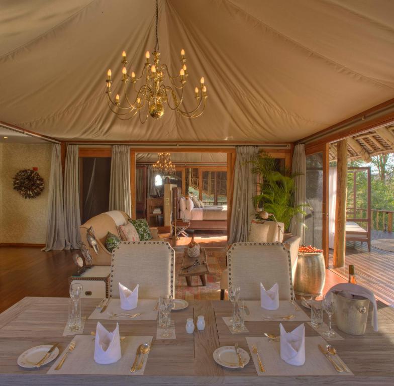 Posezení v ubytování Finch Hattons Luxury Tented Camp