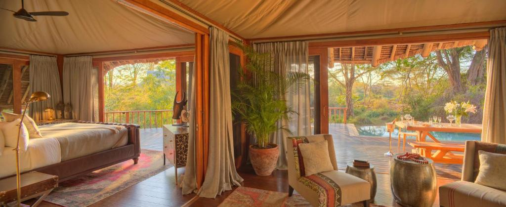 Posezení v ubytování Finch Hattons Luxury Tented Camp