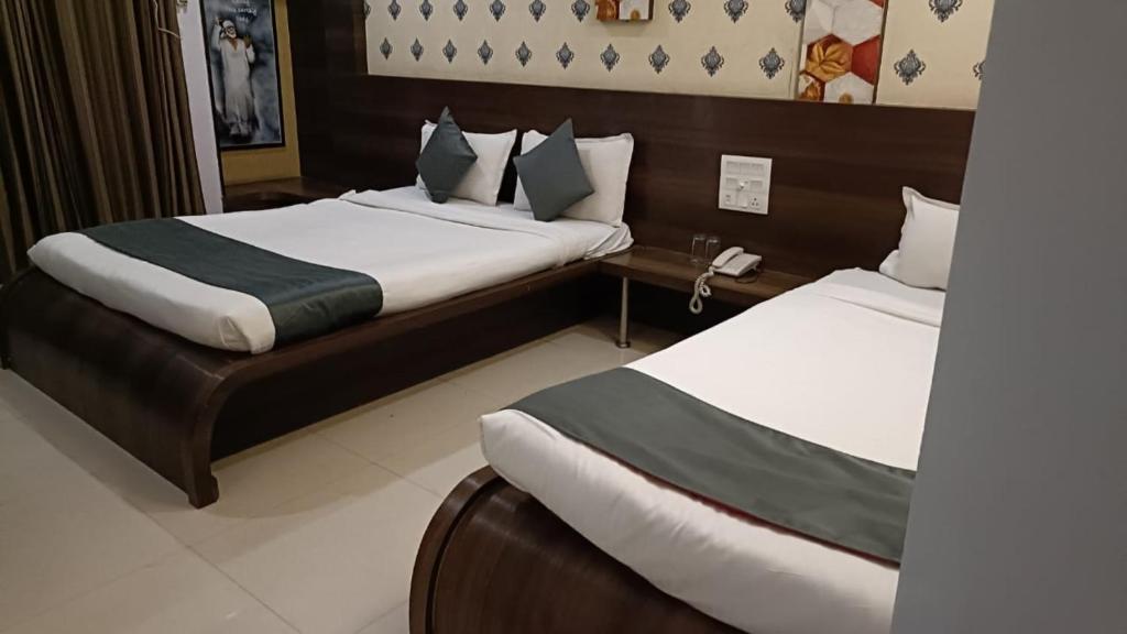 Postel nebo postele na pokoji v ubytování Hotel Saishree`