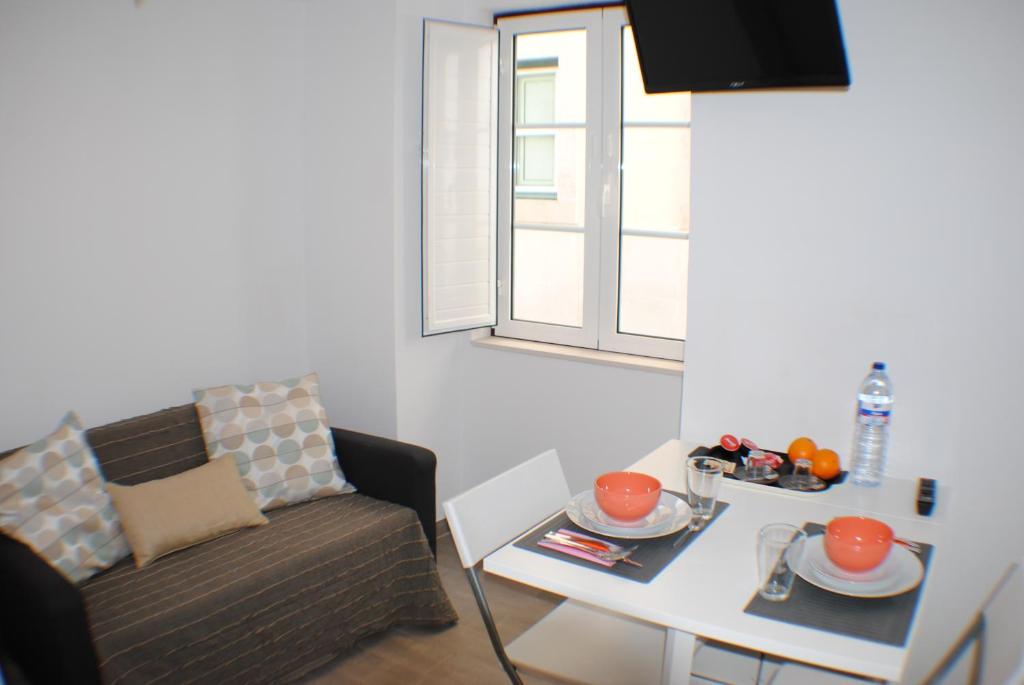 mały salon ze stołem i kanapą w obiekcie Lisboa IN Alcantara w Lizbonie