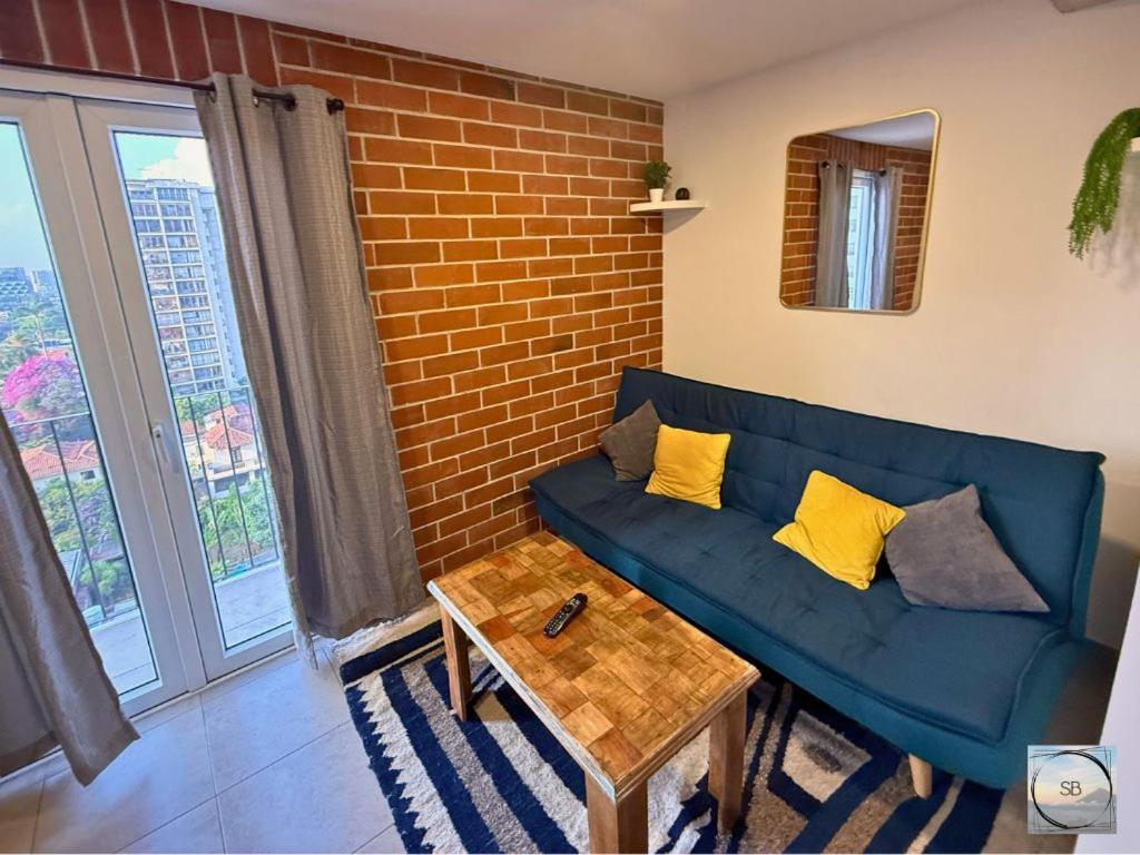 Ruang duduk di Incredibly Secure, Perfect Location, Central Studio