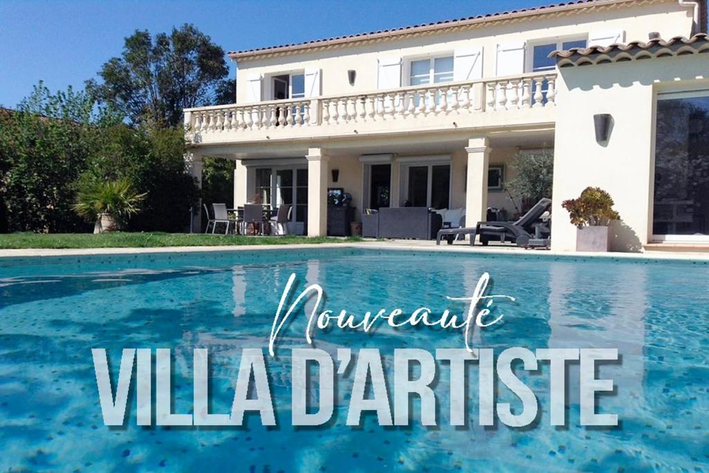 une villa avec piscine devant une maison dans l'établissement Leamalia Central jardin clos Piscine et plages, à Saint-Raphaël