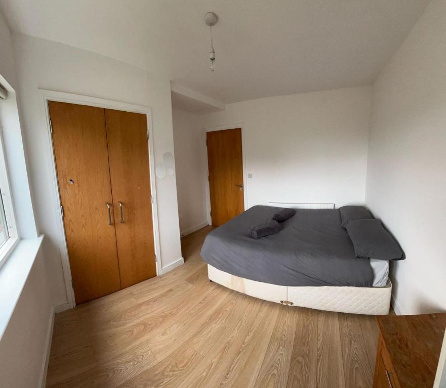 Postel nebo postele na pokoji v ubytování Superb Double room near Airport