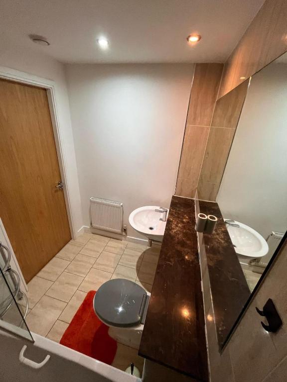 Koupelna v ubytování Superb Double room near Airport