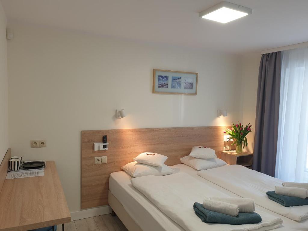 Rúm í herbergi á Pokoje Sandra I