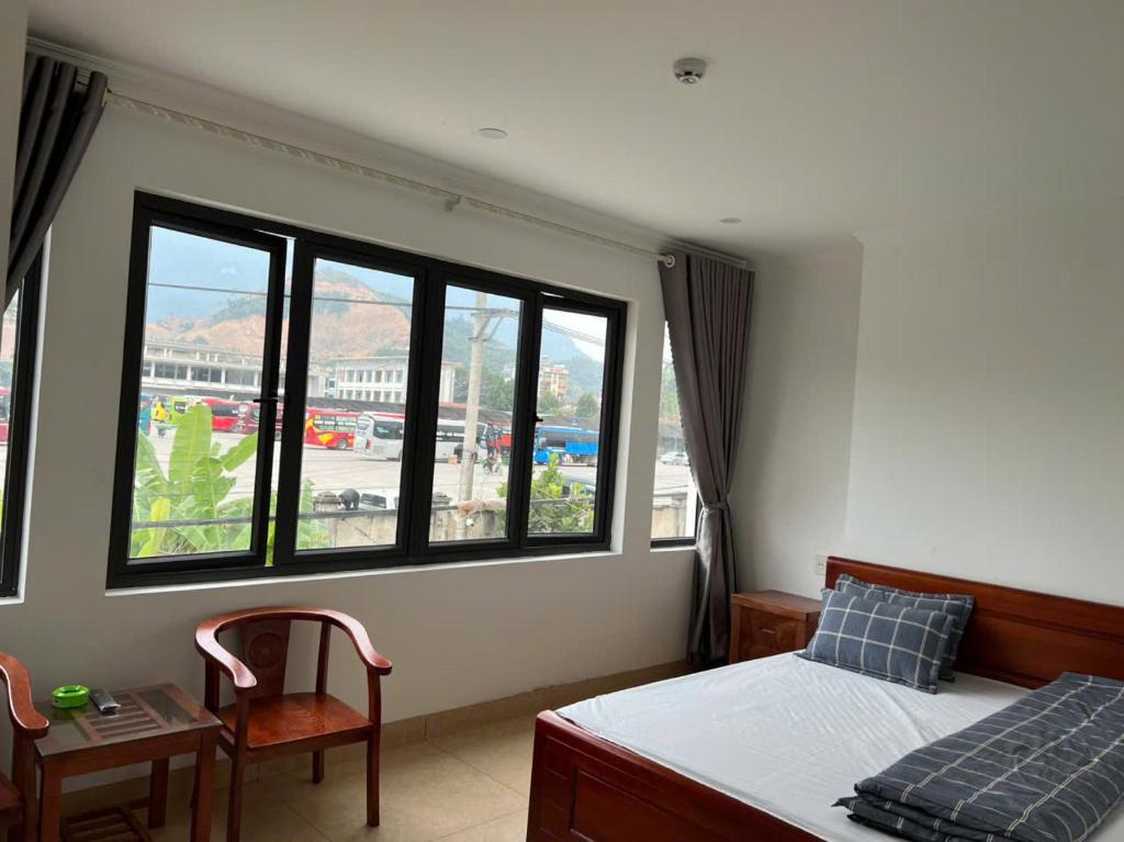a bedroom with a bed and a large window at Bich Phuong Hotel 6 in Làng Lap