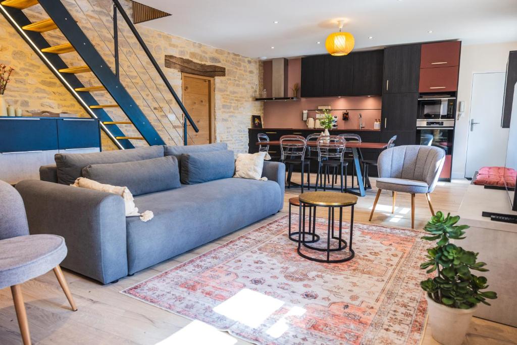 un salon avec un canapé bleu et une cuisine dans l'établissement Mia Cambro, à Tournus