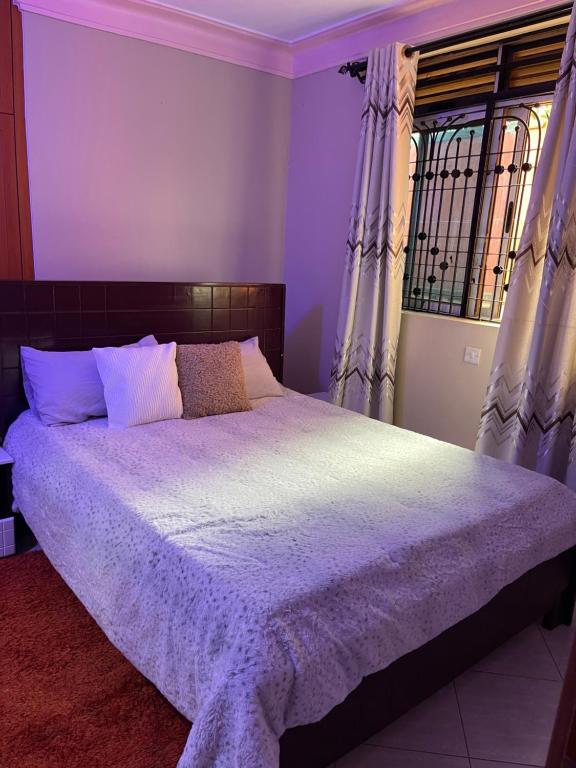 Ένα ή περισσότερα κρεβάτια σε δωμάτιο στο Cosy roadside apartment with fiber internet