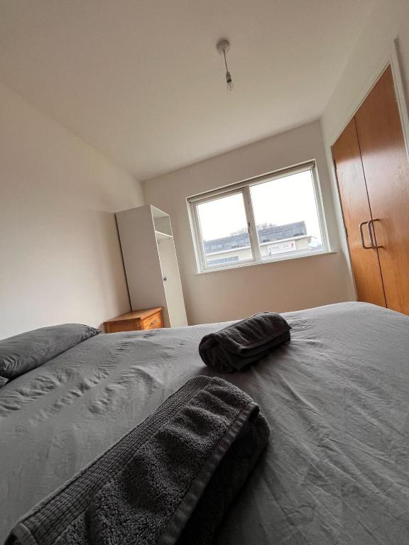 Postel nebo postele na pokoji v ubytování Superb Double room near Airport