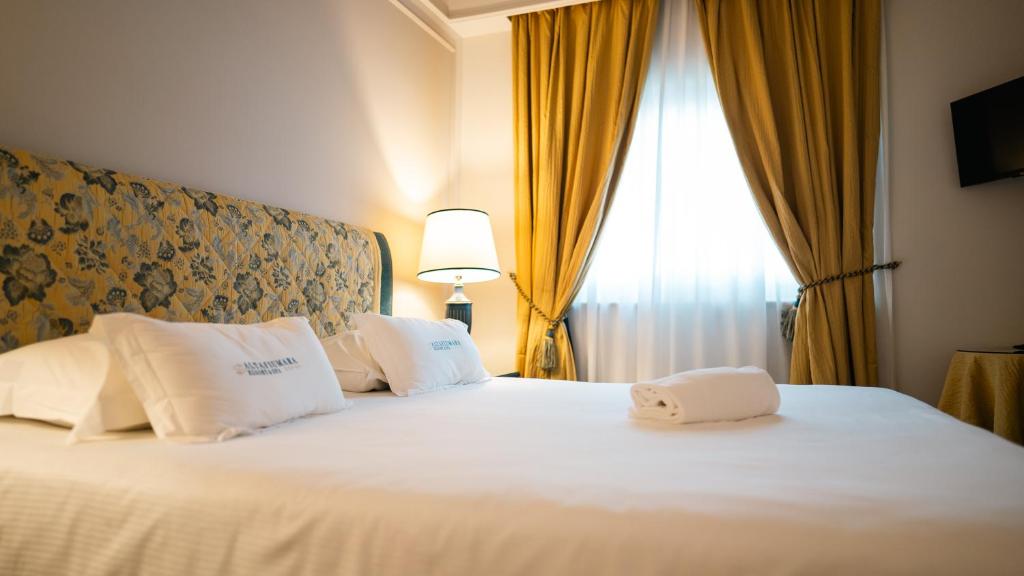 Postel nebo postele na pokoji v ubytování Altafiumara Resort & Spa