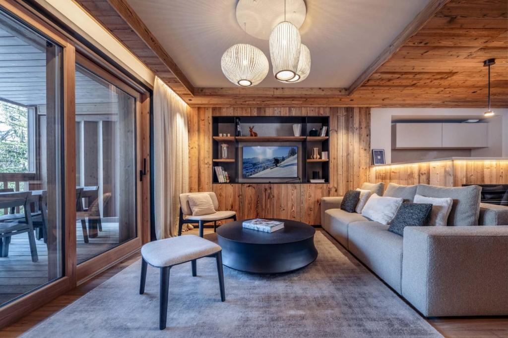 un salon avec un canapé et une table dans l'établissement Antarès URSA 203 - luxury apartment ski inski out, à Méribel