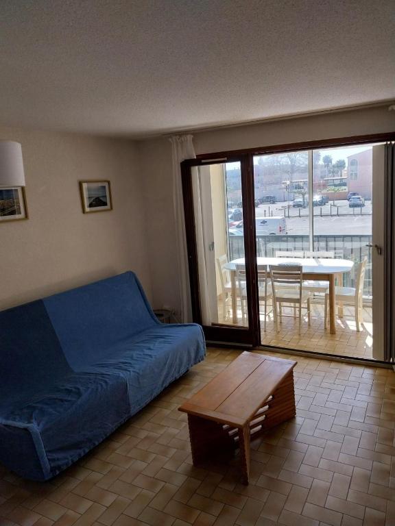 - une chambre avec un lit, une table et un balcon dans l'établissement Chez Maéva, au Cap d'Agde