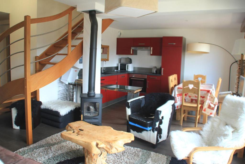 Il comprend un salon avec une cuisinière et une cuisine. dans l'établissement Bellevue BL42 CHARMING & MOUNTAIN 6 Pers, à Châtel