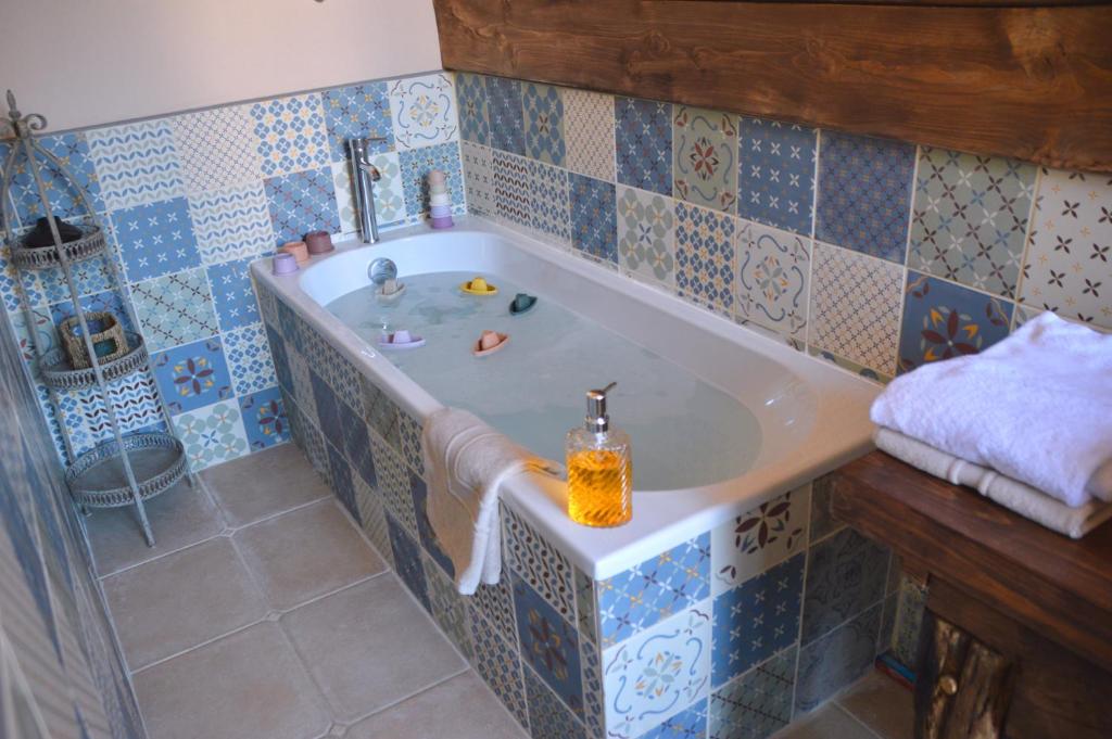 Kúpeľňa v ubytovaní Gite de charme en Sologne, séjour en famille, jardin, rivière, jeux, nature & détente