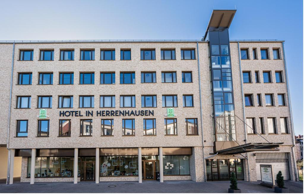 eine Außenansicht des Hotels in der herzegowinischen Botschaft in der Unterkunft Hotel in Herrenhausen in Hannover