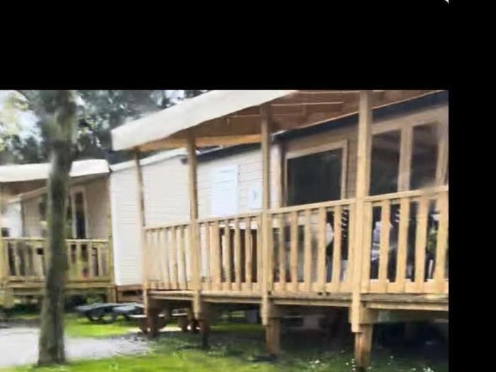 Cette grande maison en bois dispose d'une terrasse couverte. dans l'établissement Les Oyats 4 étoiles emplacement AJ17 2CH 2SDB 6 pers, à Seignosse